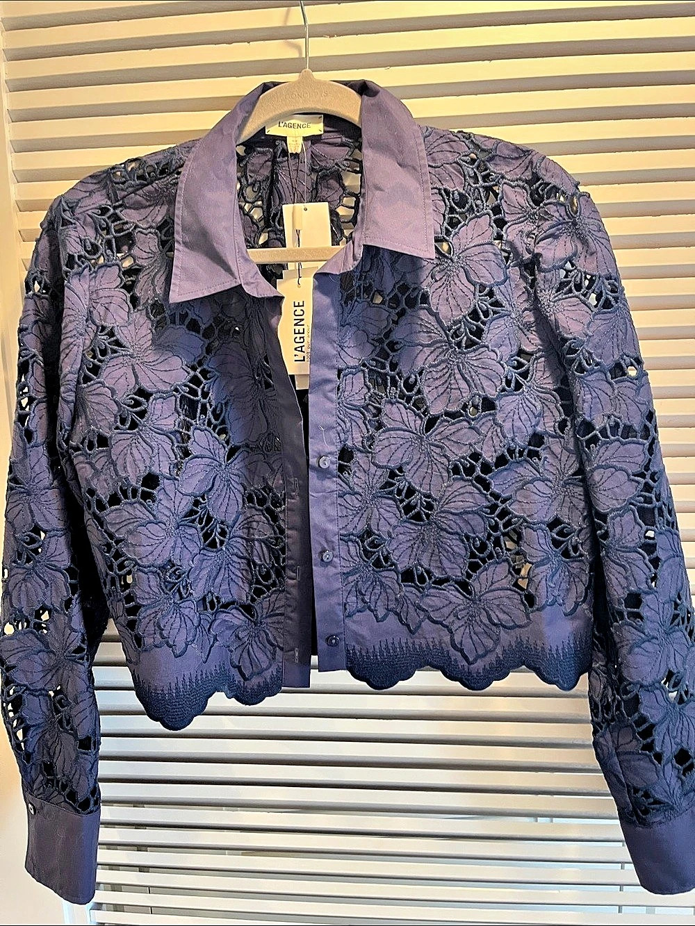 L'AGENCE Floral Lace cropped blouse Navy Blue size Medium